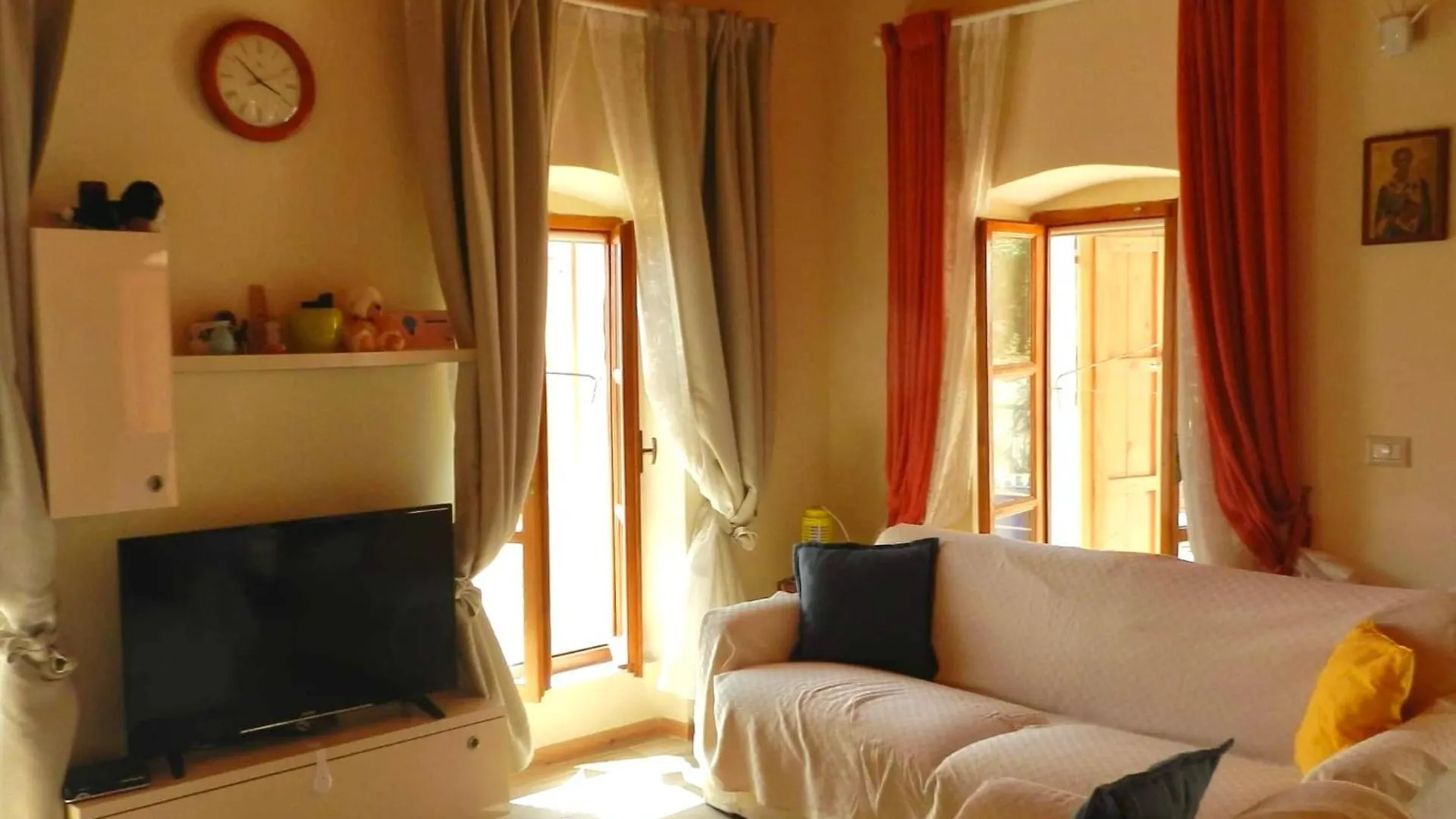 Karolas Home Dhërmi